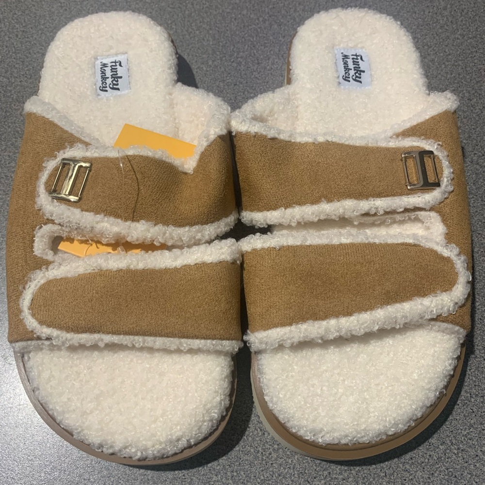 **NEW Funky Monkey Ladies Fuzzy Sandals Size 10